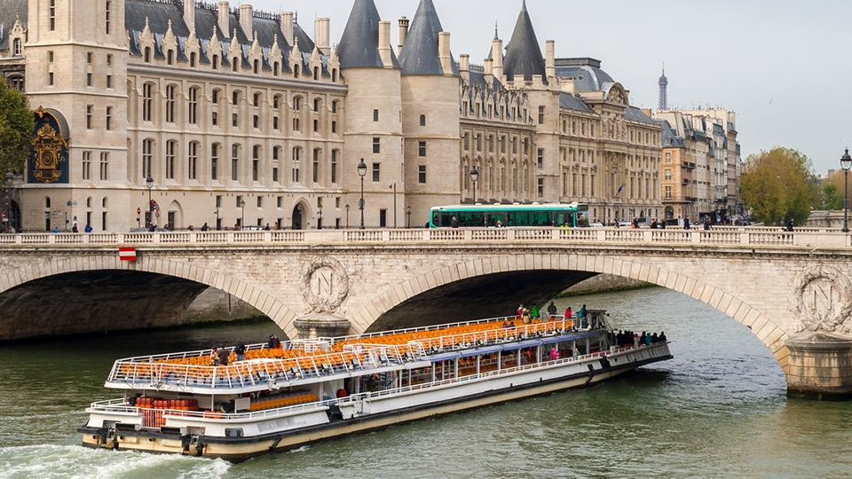 Batobus Paris - All Luxury Apartments