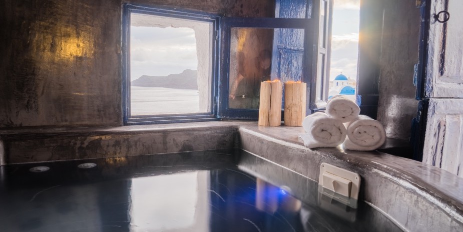 Romantic luxury villas in the Greek Island of Santorini for couples