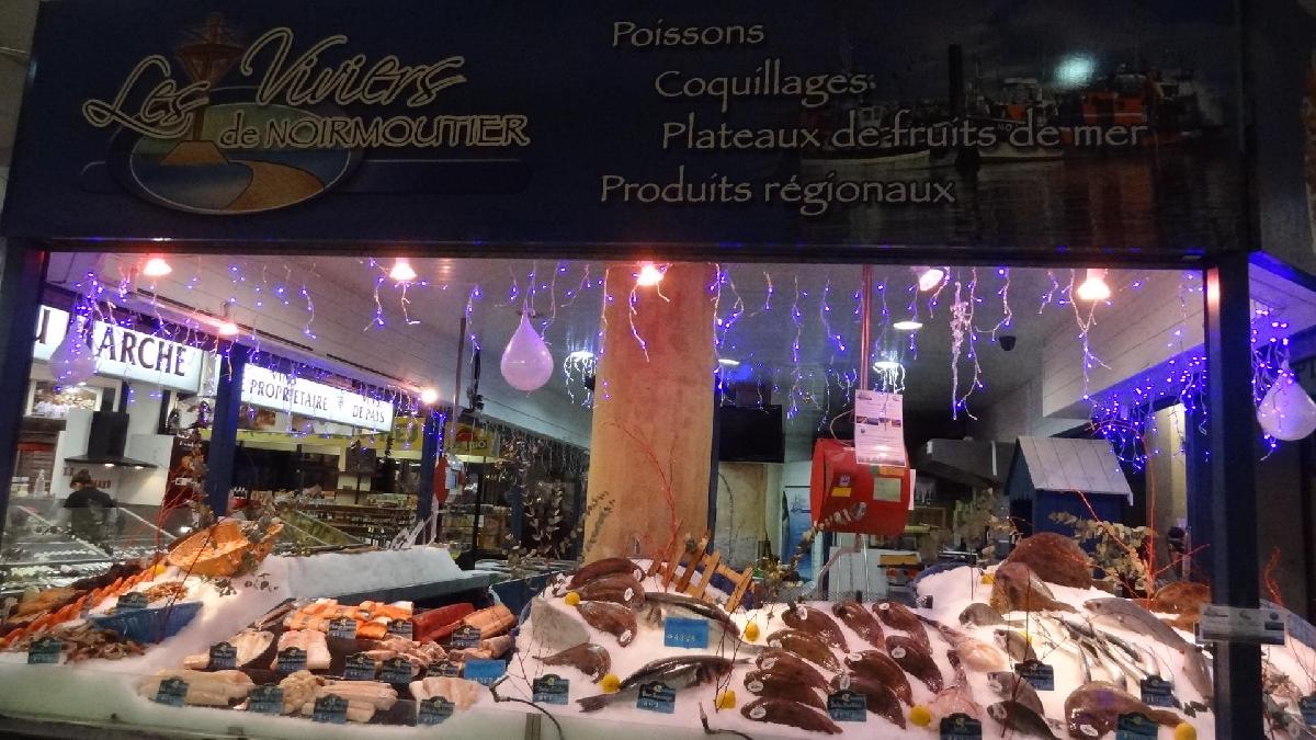 best_street_food_halls_vendors_stalls_trucks_paris_delicious_eats_les_viviers_de_noirmoutier