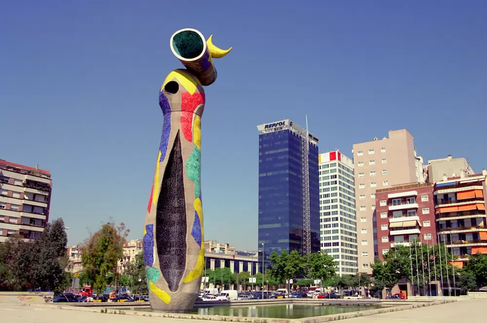 10 Sculptures You Need To Take A Selfie With in Barcelona