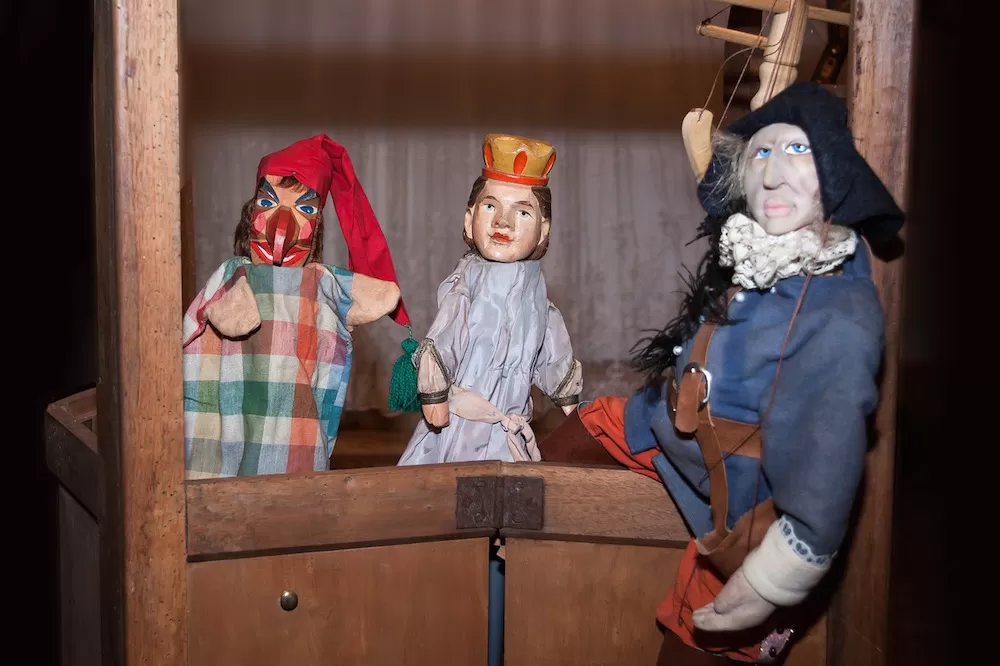 How to Set Up a Puppet Show at Home for Your Kids