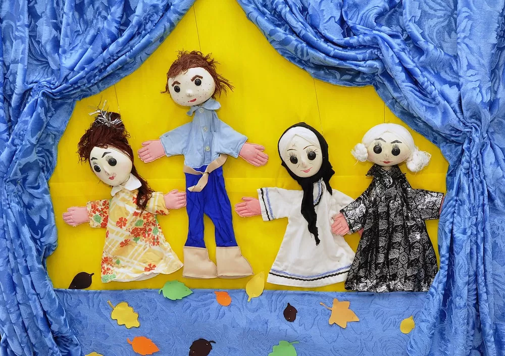 How to Set Up a Puppet Show at Home for Your Kids