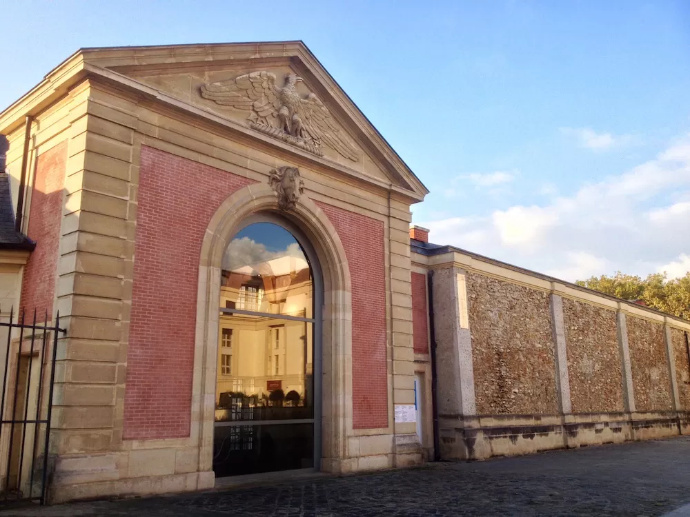 Top Five Galleries in Paris to Show International Diplomats