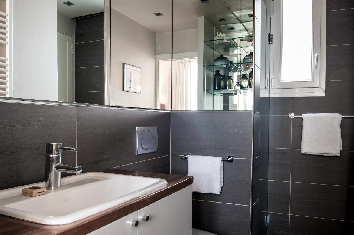10 Paris Apartments with Luxurious Bathrooms