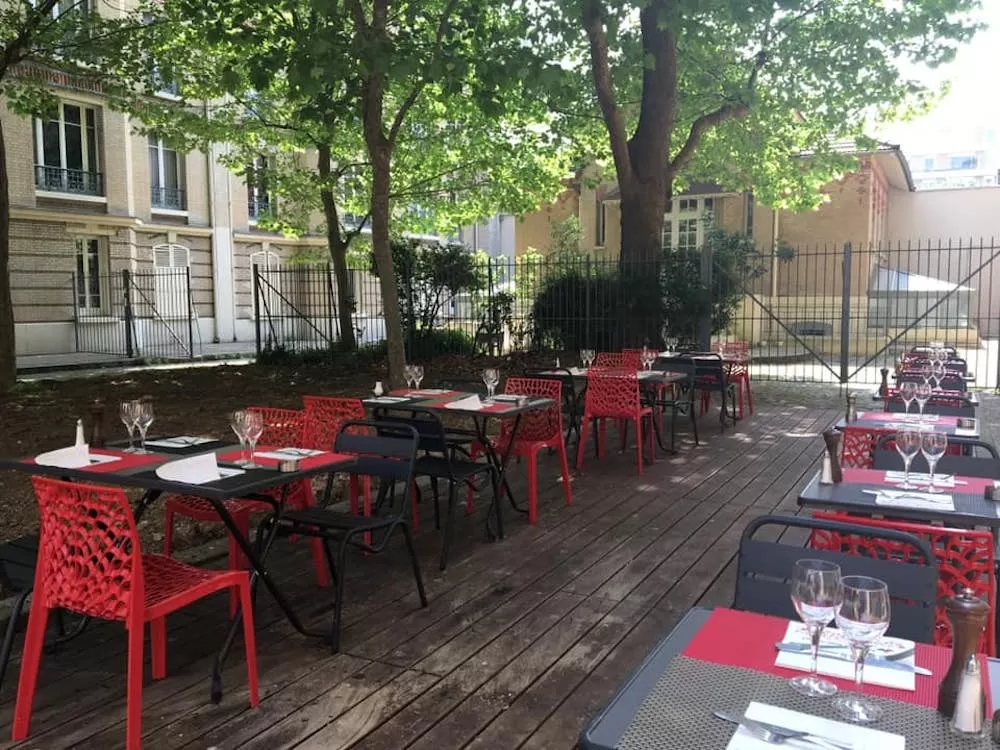 Adorable Animal-Friendly Cafés in Paris