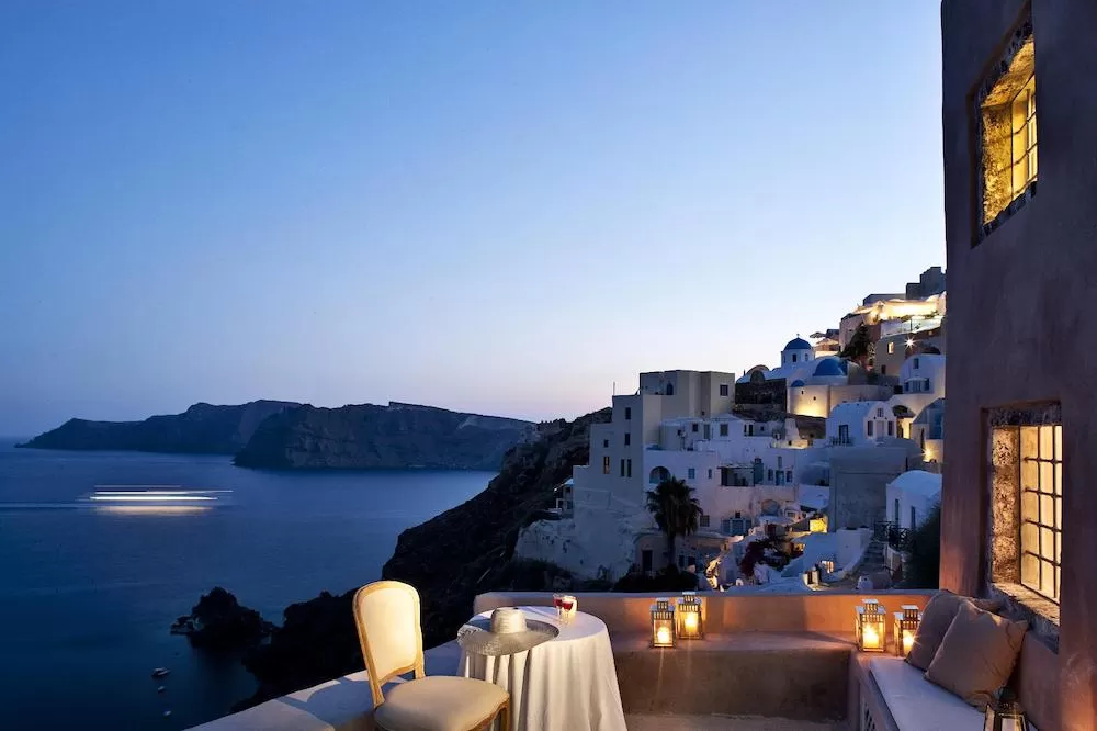 The Best Santorini Luxury Rentals for Your Honeymoon