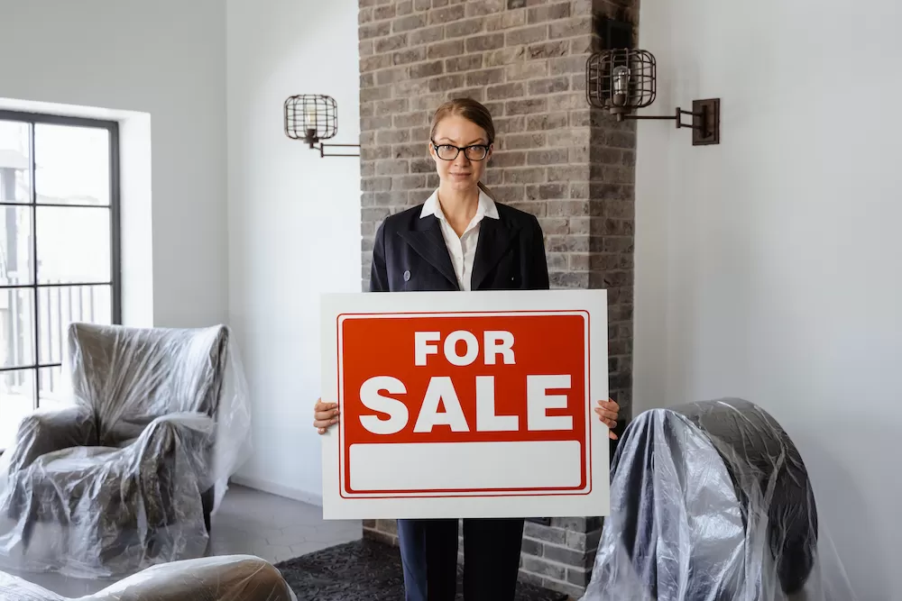 The Pros And Cons of Selling Your Property Through Real Estate
