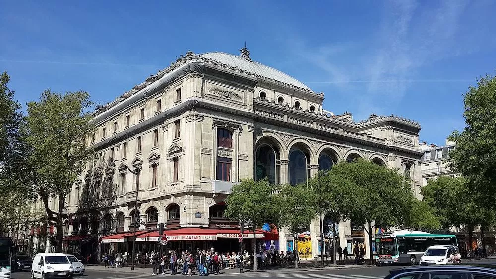 Cafes in Paris: The Best Near The Seine River