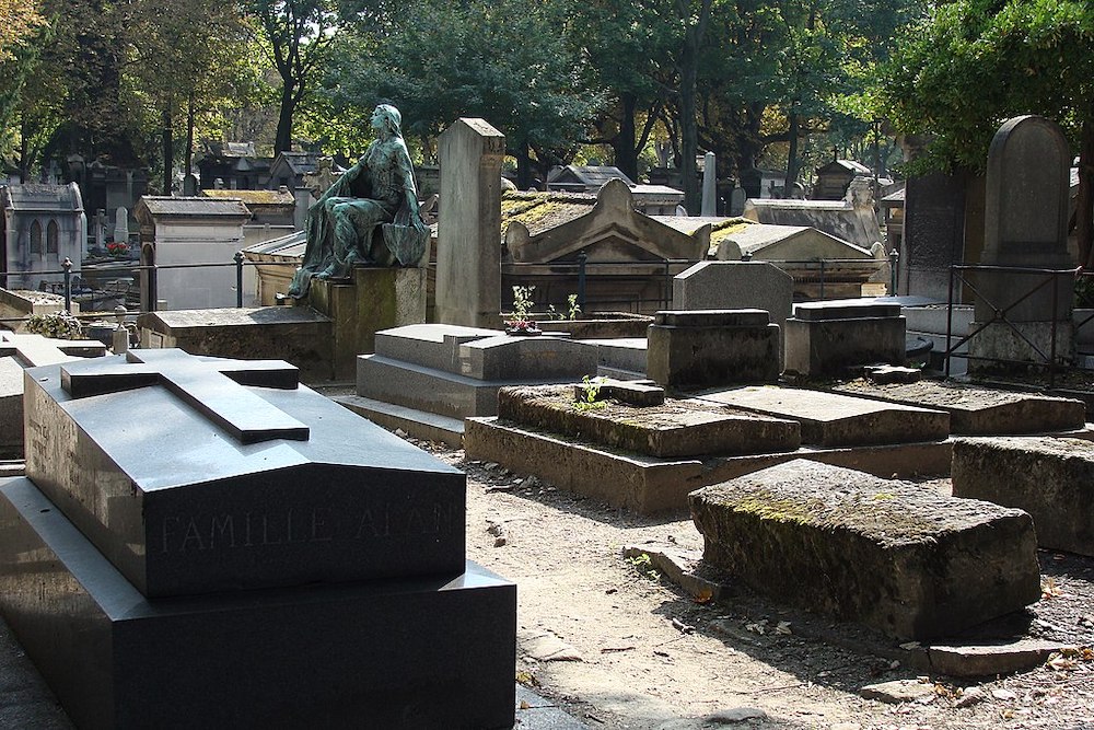 Visit These Picturesque Cemeteries in Paris