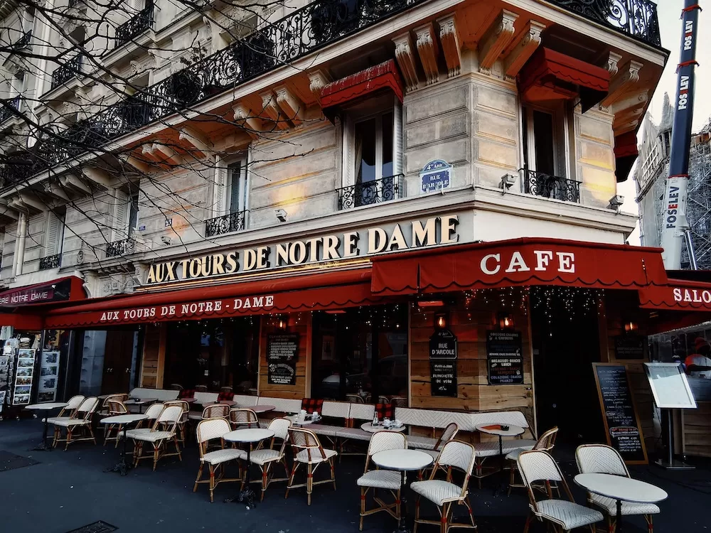 10 Tips to Avoid Looking Like A Tourist in Paris