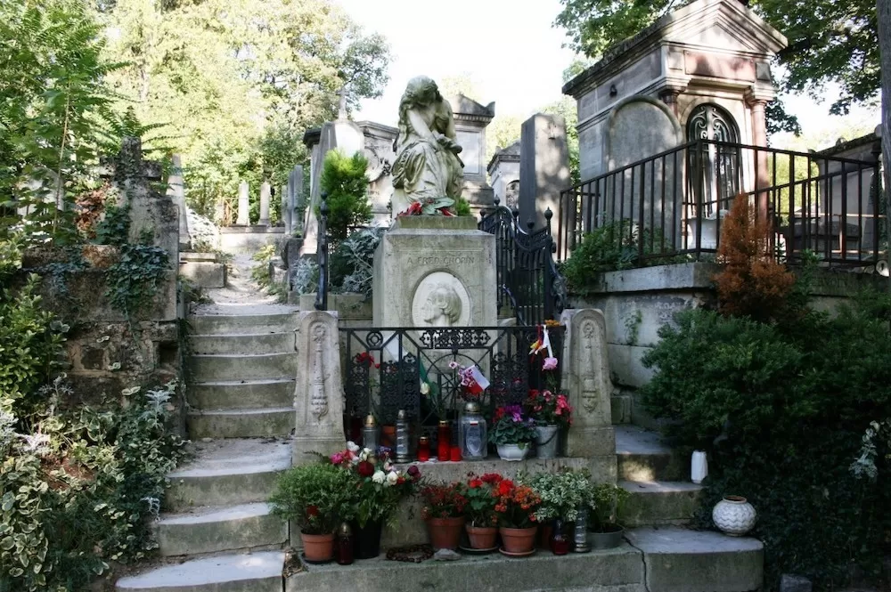 The 8 Most Haunted Hotspots in Paris