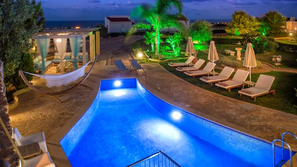 Exquisite Greek Villas That Can Rival a Luxury Resort