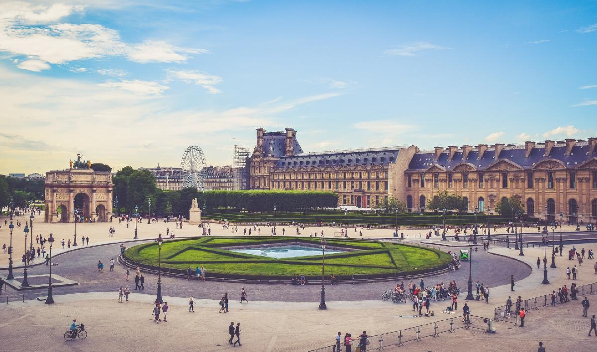 Paris: City Travel Guide