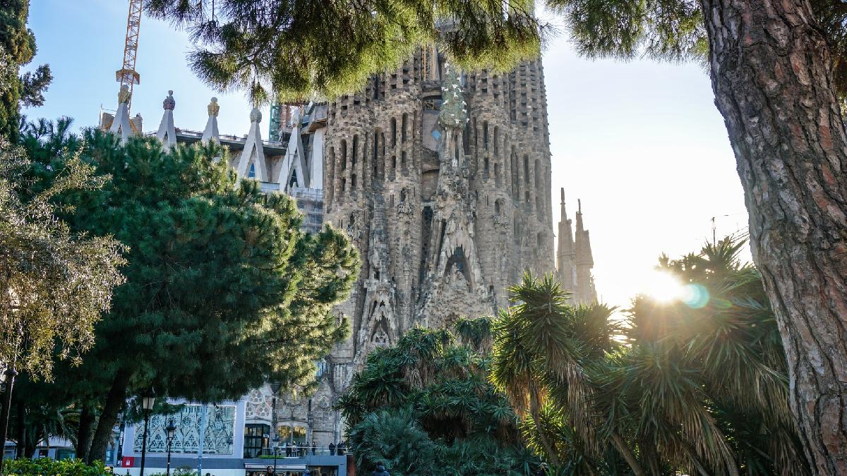Barcelona: City Travel Guide