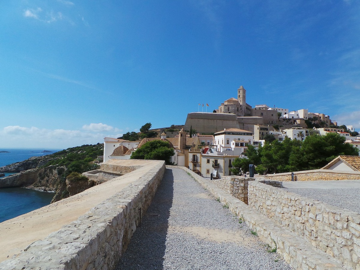 Ibiza: City Travel Guide