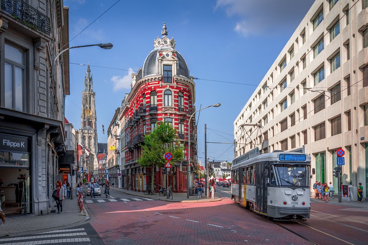 Antwerp: City Travel Guide