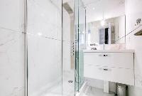 refreshing shower in Cannes Carnot Apartment 2BR luxury home