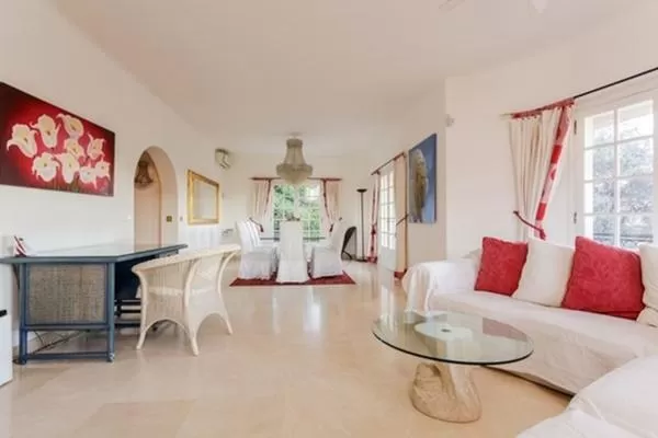 breezy and bright Cannes Villa Les Terrasses luxury apartment
