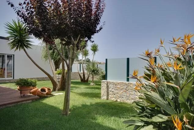 lovely and lush garden of Lisbon - Mafra Villa Strelitzia luxury apartment and vacation rental