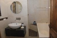 neat and fresh bathroom in Monaco - Mas De Montmajour luxury apartment