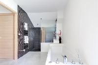 neat and fresh bathroom with tub in French Alps - L'Hermine luxury apartment