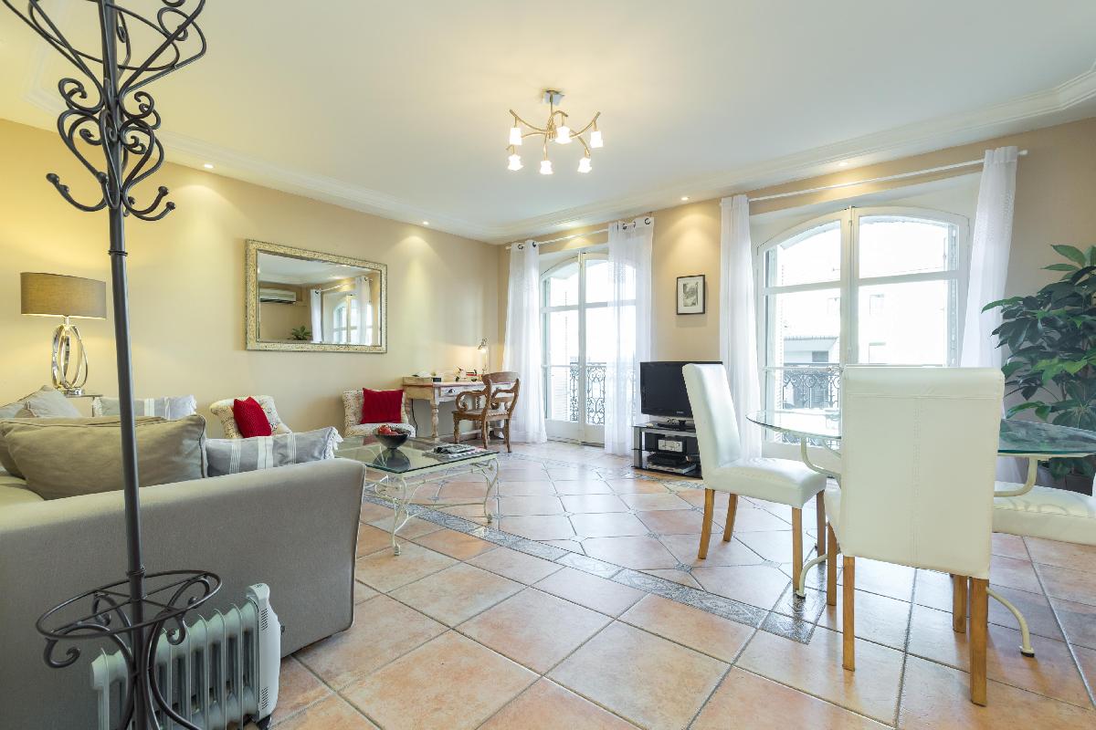 Lovely 2 Bed 2 bath apartment in Cannes on Rue Antibea easy walk to the Palais - 224