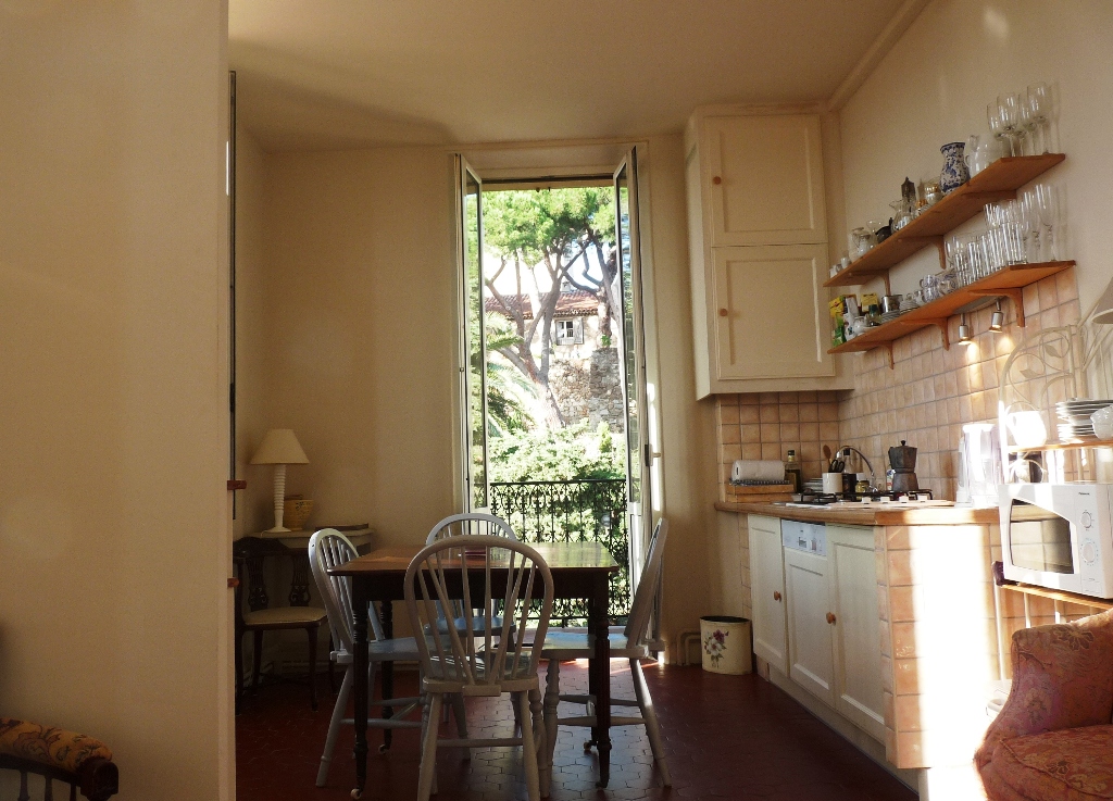 Charming 2 Bed apartment with balcony located in Cannes Old Town easy walk to the Palais and beaches - 120