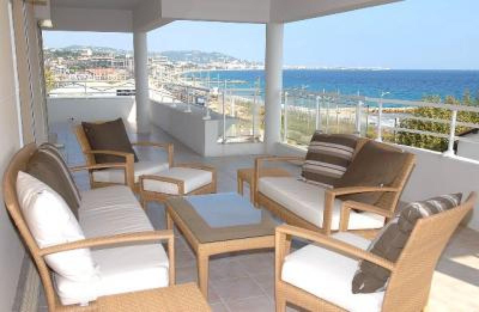 Stunning three bedroom apartment on seafront in Cannes with panoramic sea views 399 - 399