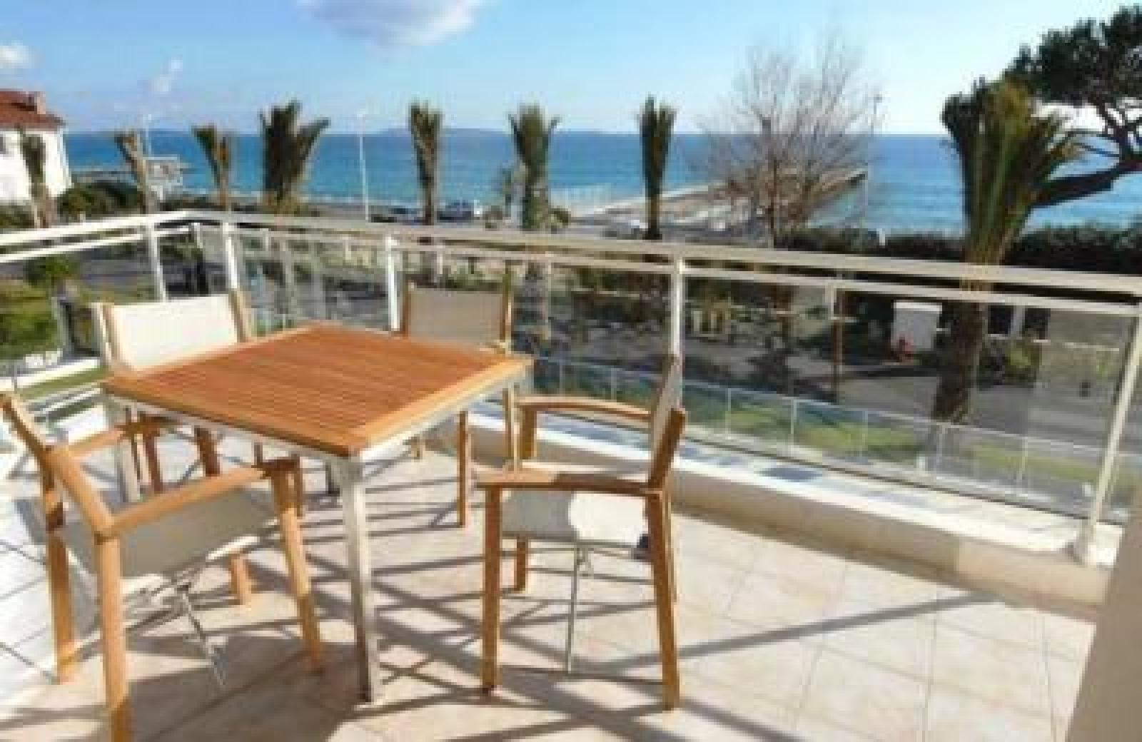 Stunning 2 Bed 2 Bath Apt on the Cannes sea front has swimming pool and is a secure modern building - 464
