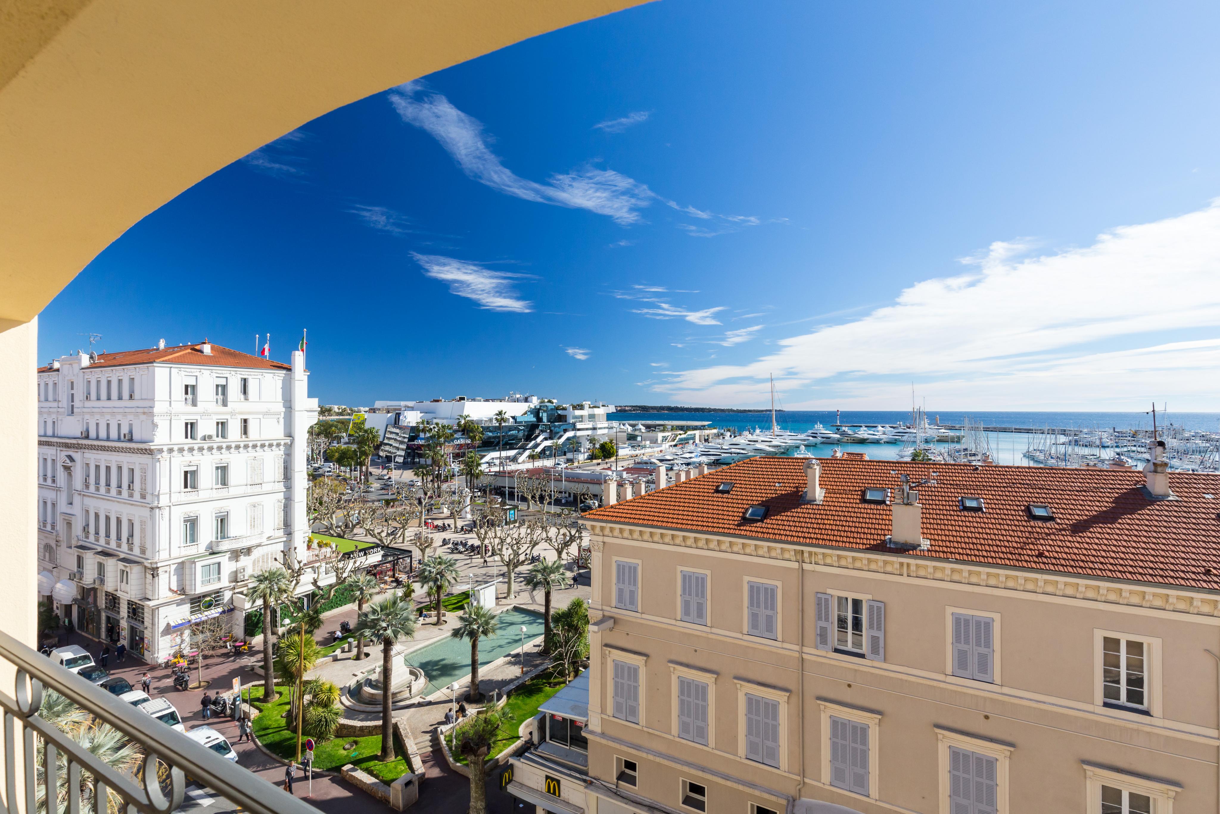 An exceptionally high quaility large apartment overlooking the Palais des Festivals in Cannes - 1787