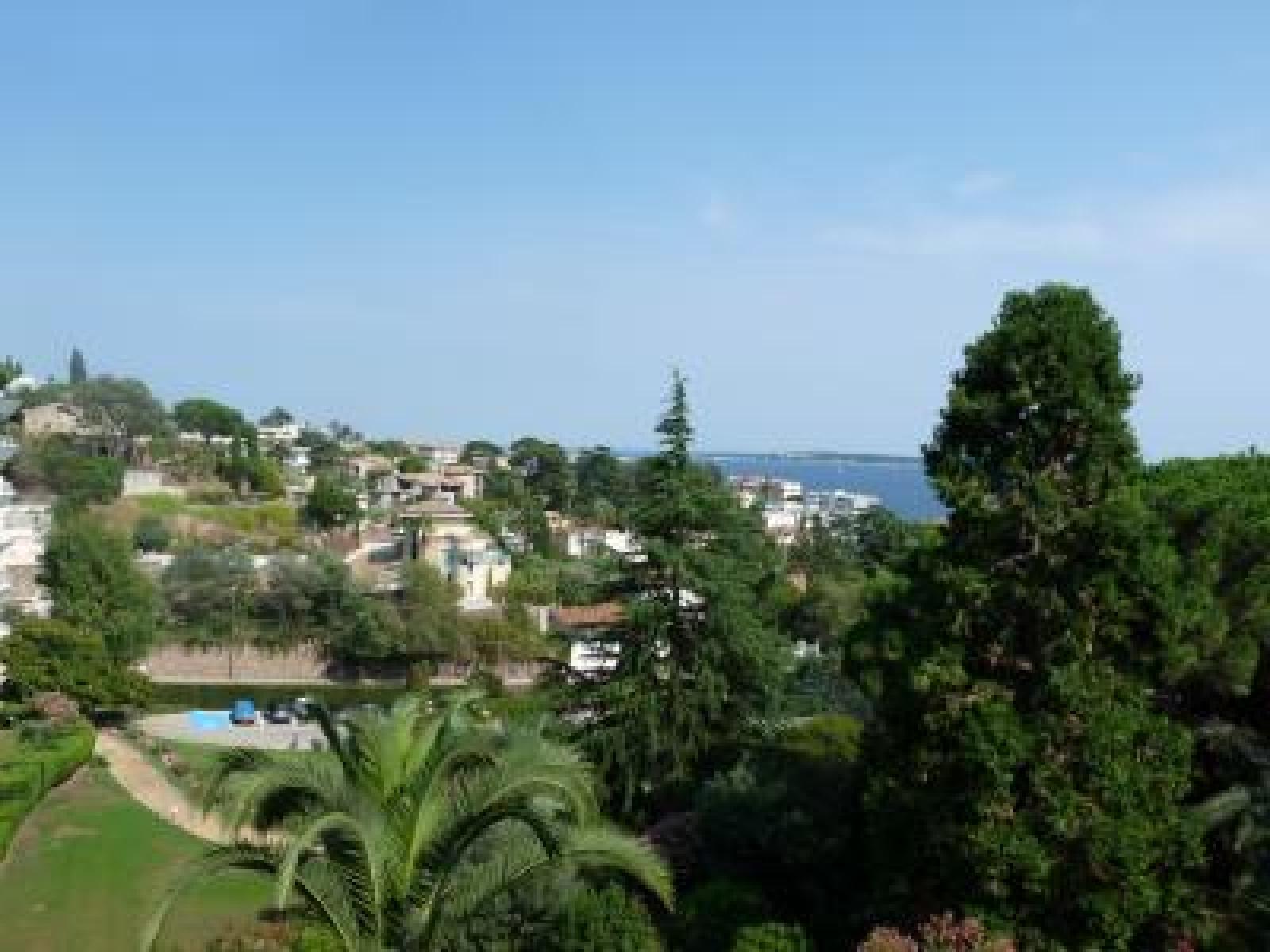 Two Bed apartment in a gated residence with gardens in Cannes with sea views - 865