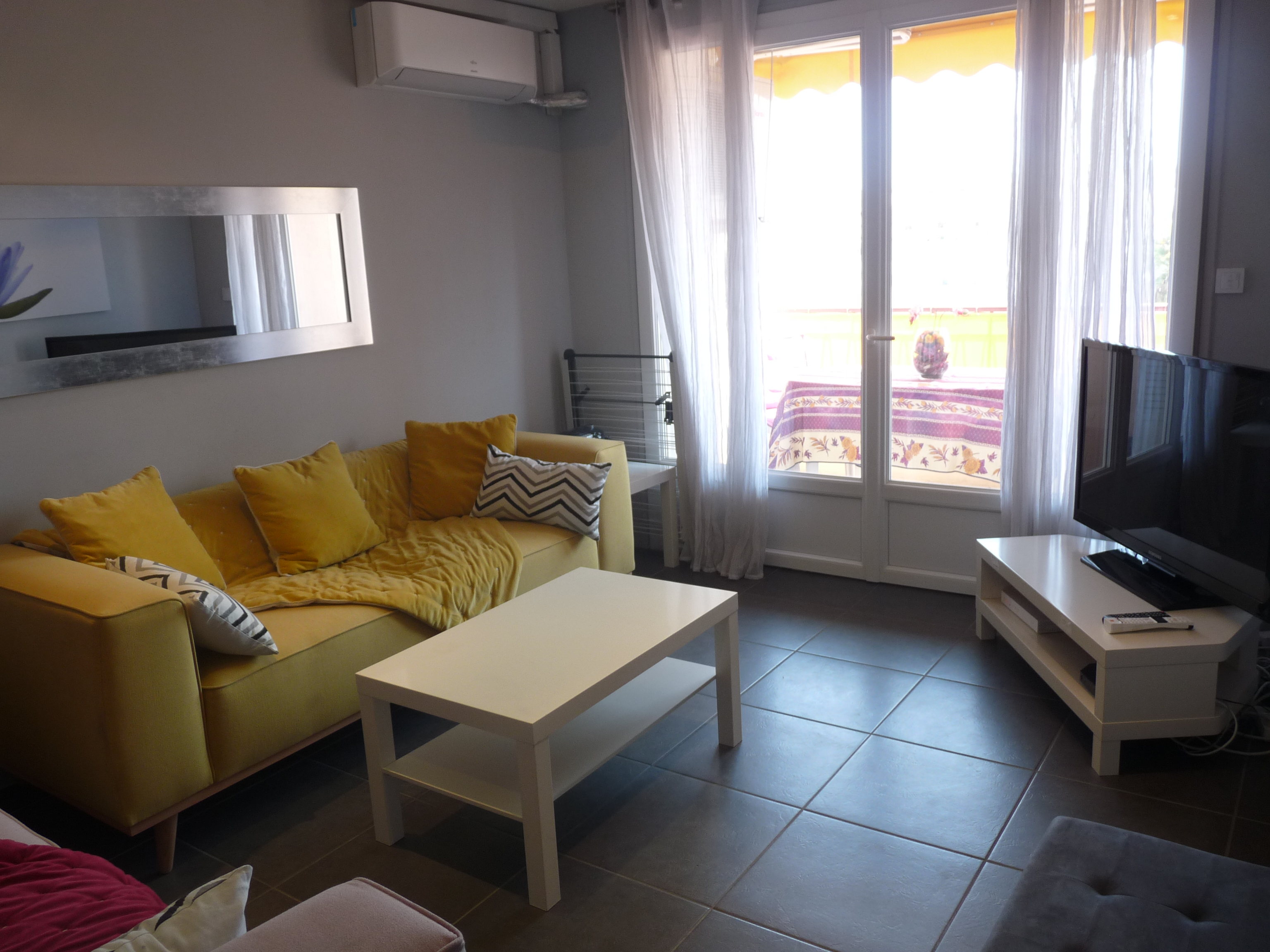 Modern two bedroom accommodation in the center of Cannes, next to the Croisette and the Palais. - 1455