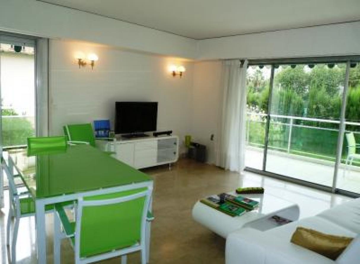 Three bedroom, two bathroom apartment in Cannes with large terrace. - 880