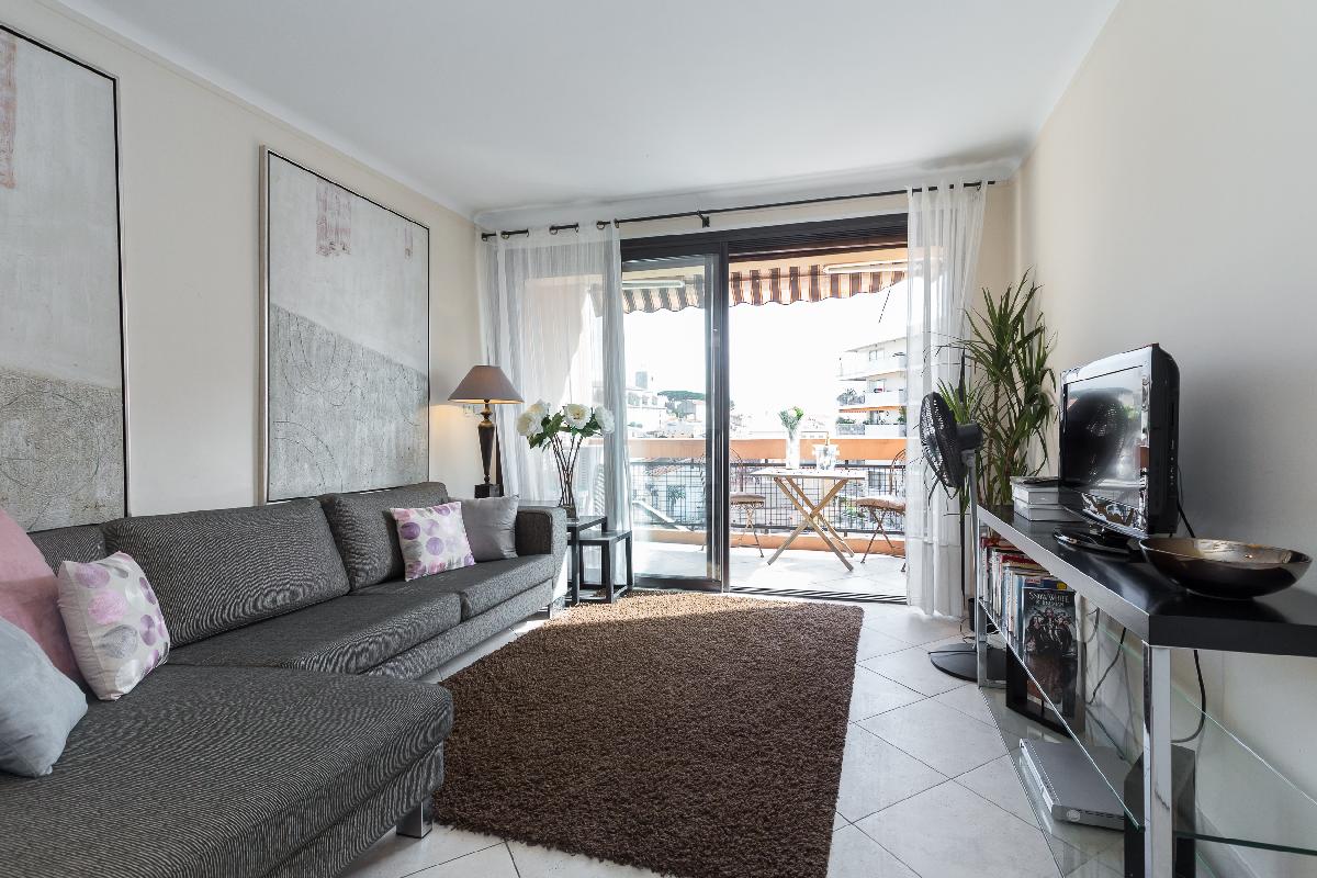 Modern 3 bedroom, 3 bathroom apartment for rent near Cannes Old Town walking distance to Palais - 2000