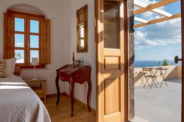 beautiful Santorini Casa Santantonio luxury apartment, perfect vacation rental