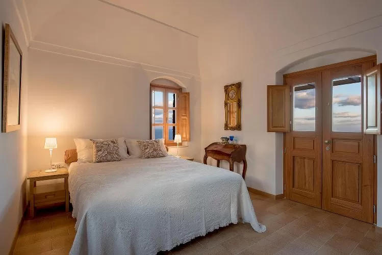 clean bed sheets in Santorini Casa Santantonio luxury apartment, perfect vacation rental