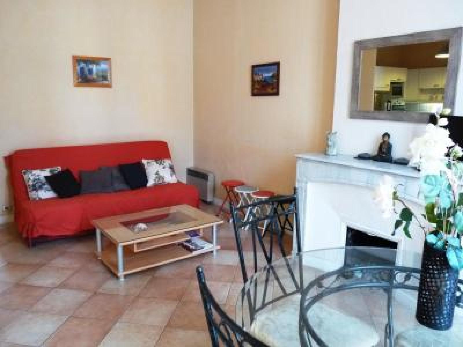 Two bedroom apartment in the centre of Cannes short walk to the Croisette and beaches - 343