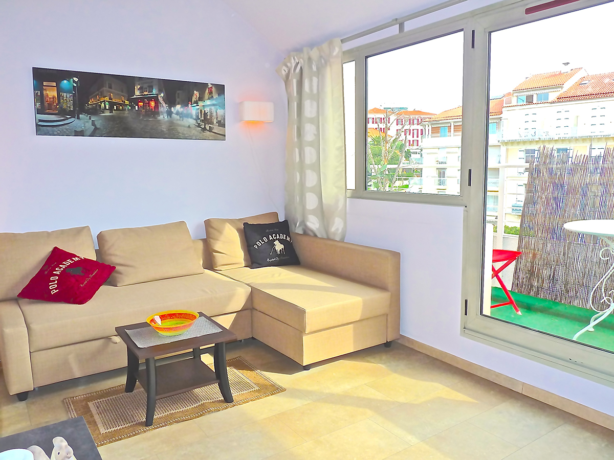 Lovely modern top floor apartment in Central Cannes just a short walk from beaches and the Palais - 1519