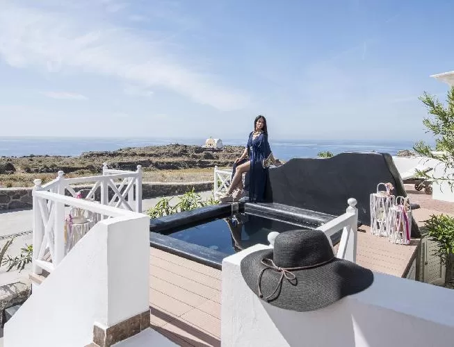 beautiful Santorini Oia Sunset Villas Turquoise luxury apartment, perfect vacation rental