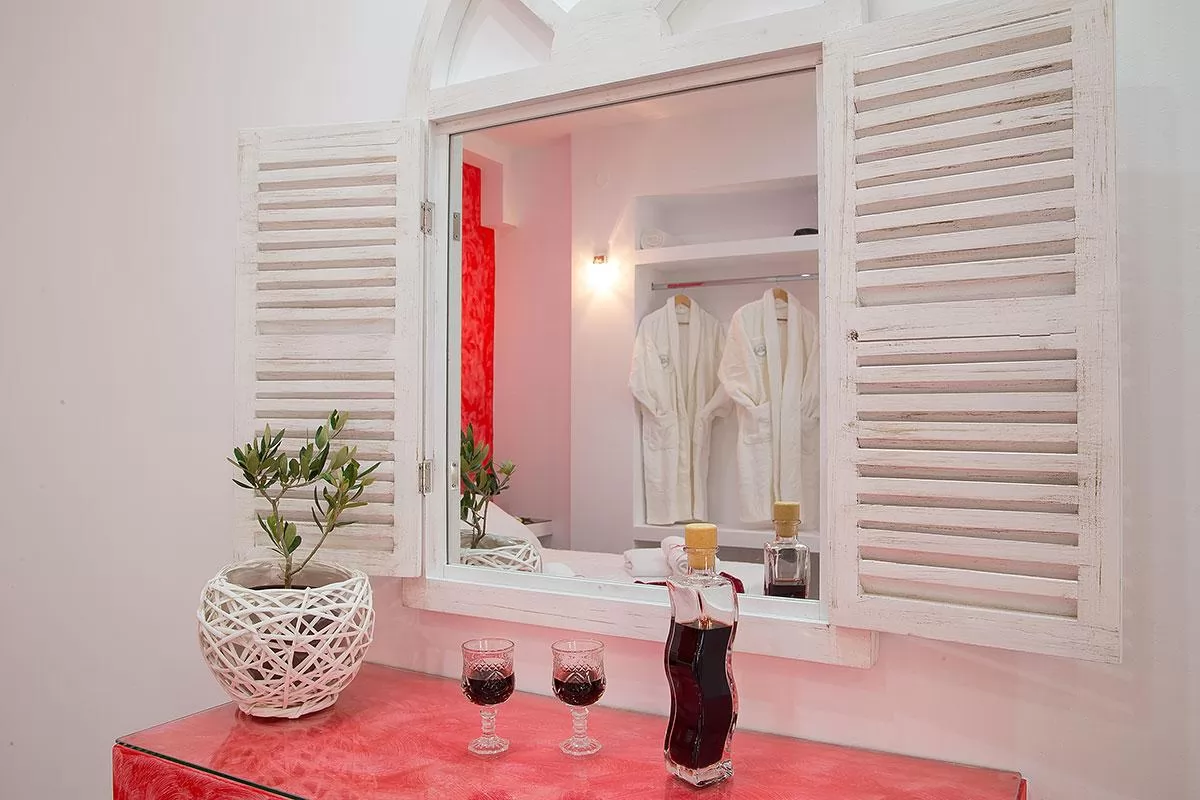 warm Santorini Oasis Ruby luxury apartment, perfect vacation rental