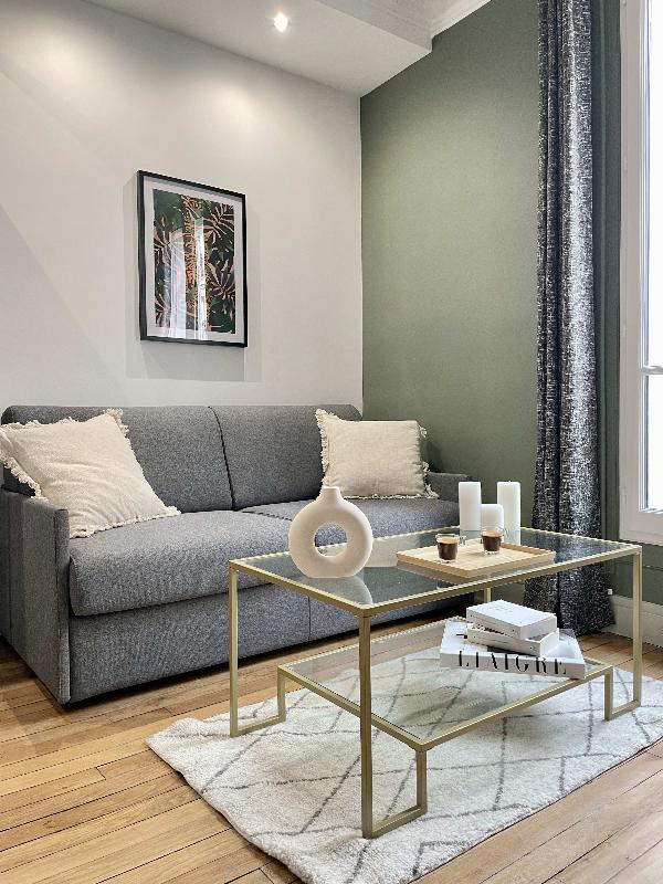 1594: Eiffel Tower Stylish Retreat