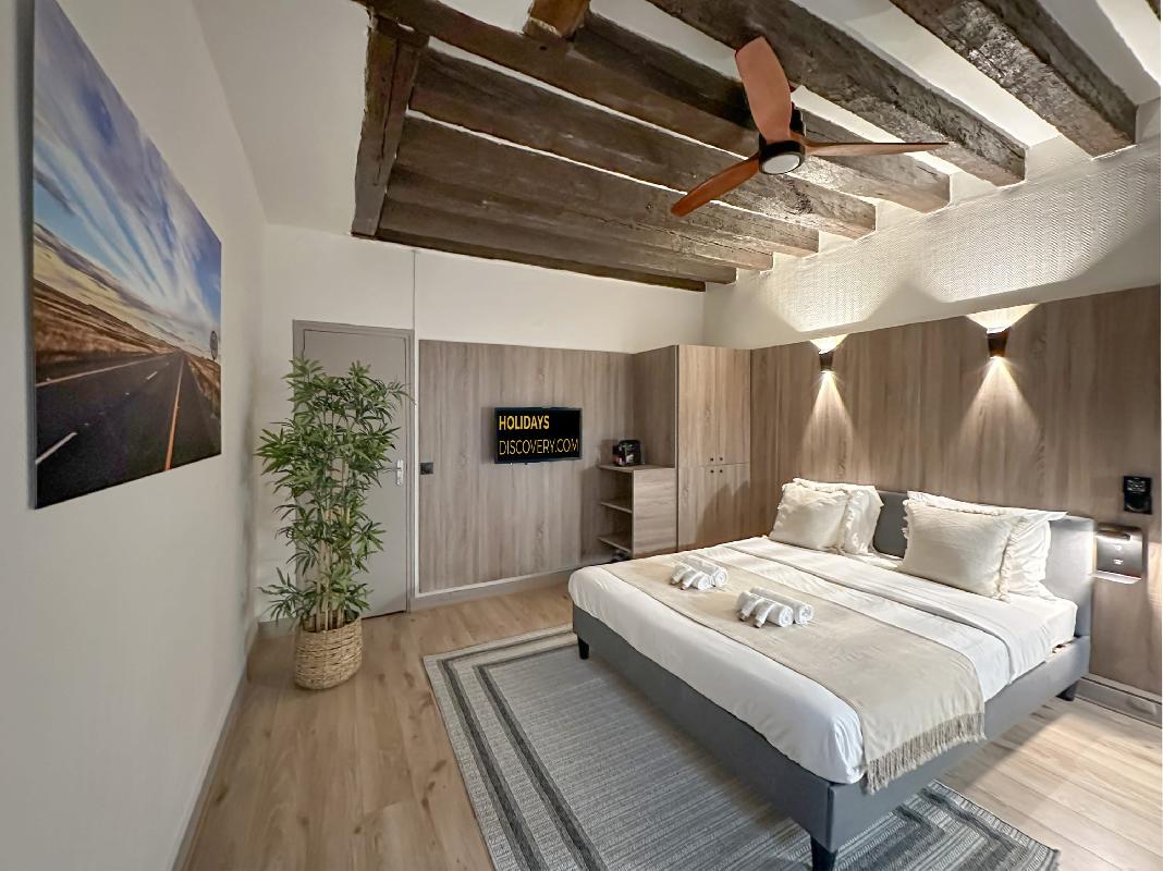 5498: Charming & Unique Home in Le Marais