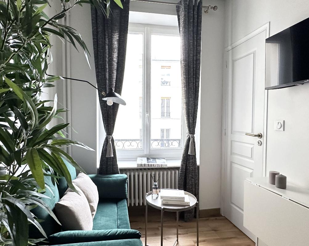 1587: Beautiful Retreat in Paris