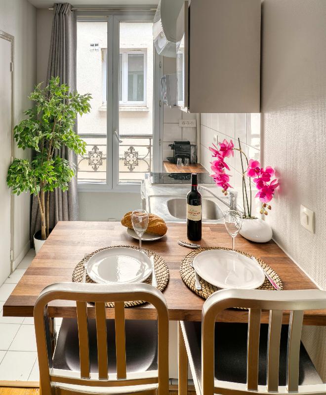 1637: Cosy Hideaway Near Montparnasse
