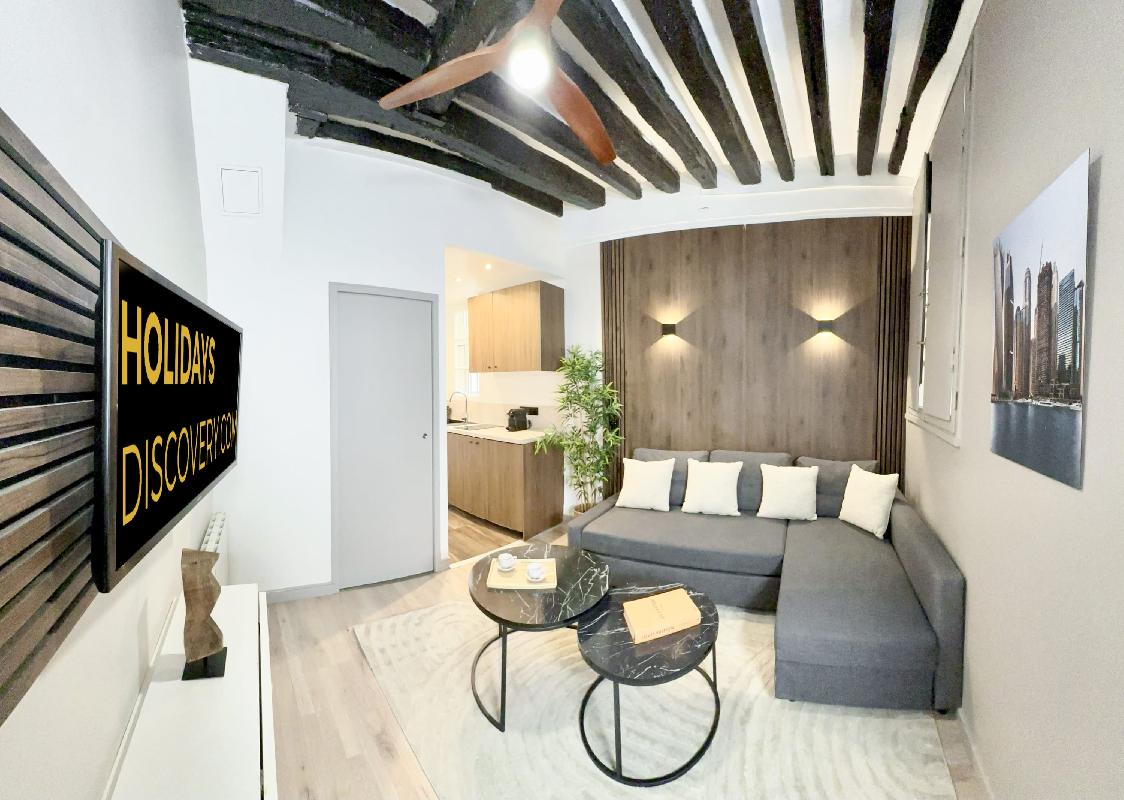 1632: Chic Louvre Apartment