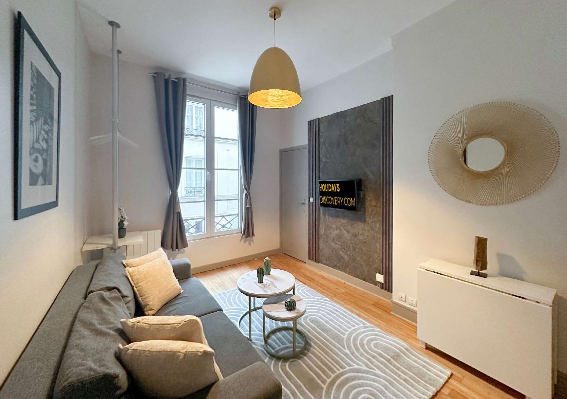 1630: Renovated Champs-Élysées Retreat
