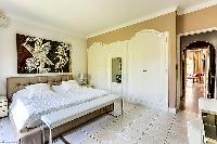 awesome king bed in Cannes - Palm Spring Villa luxury apartment