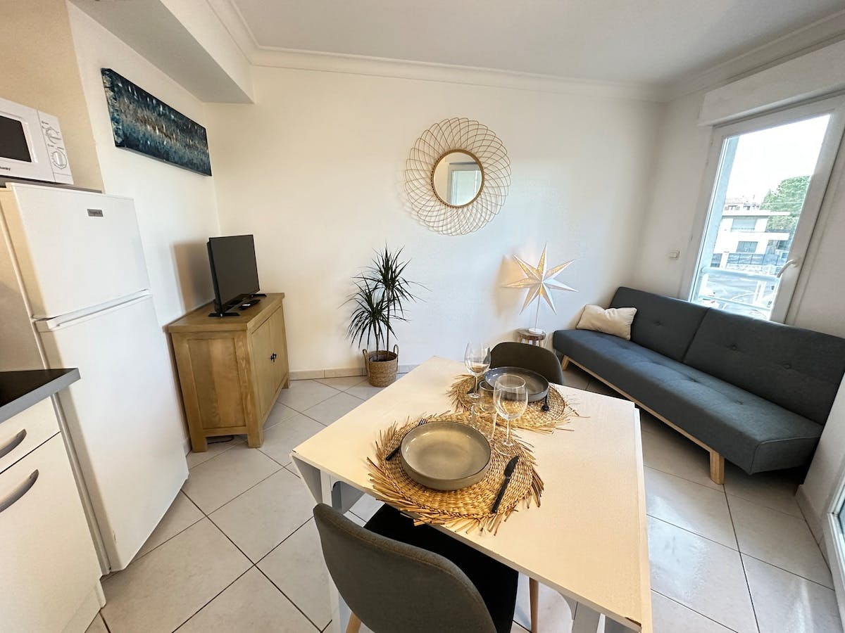 2P Full center JUAN LES PINS Near sea, parking
