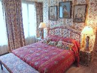 dainty bedroom of Saint Germaine des Prés aux Clercs luxury apartment