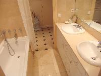 clean bathroom in Saint Germaine des Prés aux Clercs luxury apartment